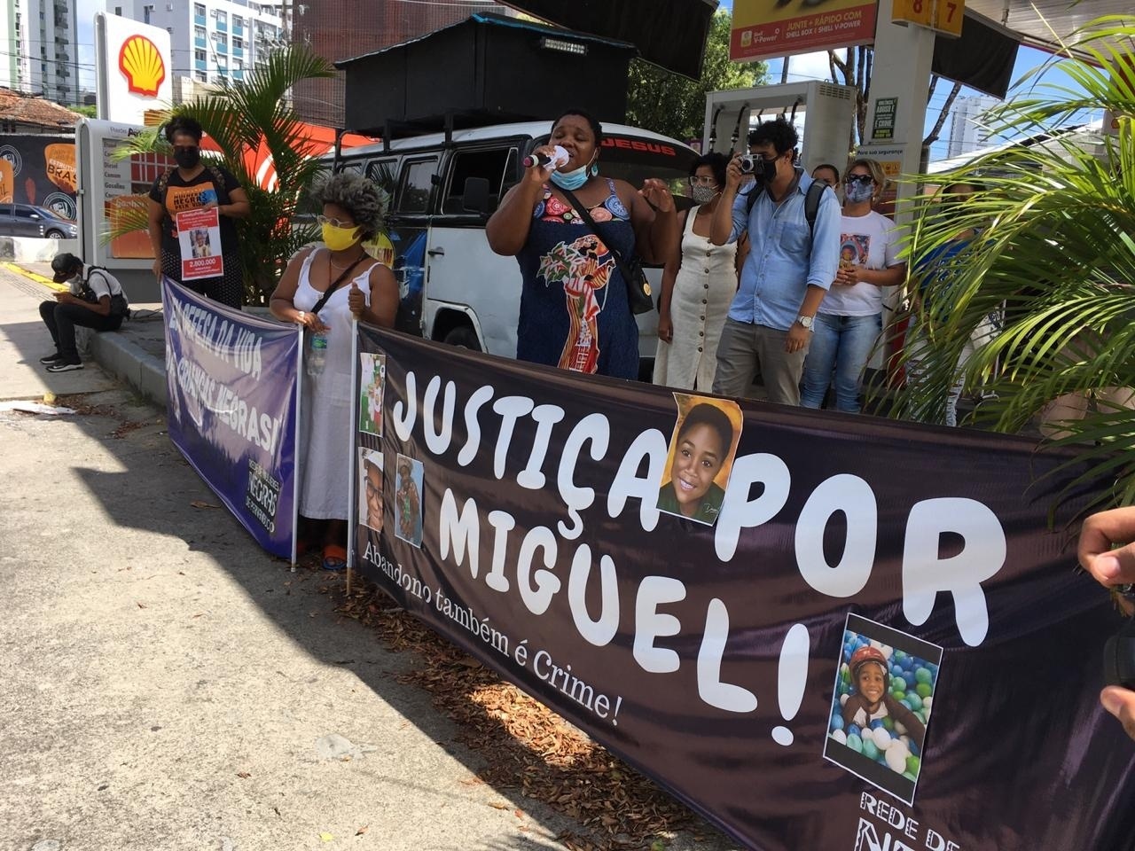 Manifestantes fazem protesto antes de início da audiência do 'caso Miguel'