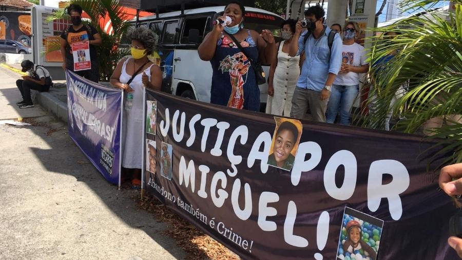 Manifestantes pediram reflexão e justiça; Miguel morreu em junho, ao cair do 9º andar de um prédio de luxo - Diogo Cavalcante