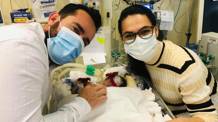 Vanderson Maia, de 32 anos, e Jacqueline Camer, de 29, viajaram de RO a SP para cirurgia das filhas - Acervo pessoal