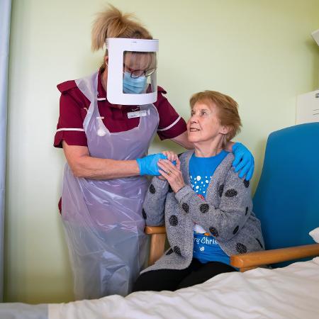 9.dez.2020 - Margaret Keenan, 91, foi a primeira pessoa a receber a vacina da Pfizer/BioNTech no Reino Unido - Jonny Weeks/Pool/AFP