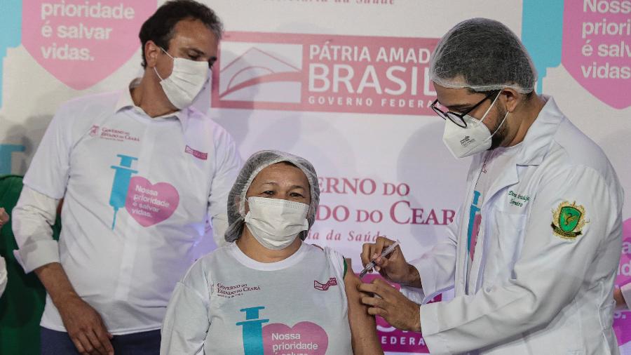 18.jan.2021 - A técnica de enfermagem Maria Silvana Souza Reis, 51, é a primeira pessoa no Ceará a ser vacinada com a CoronaVac, no Hospital Leonardo da Vinci, em Fortaleza - Jarbas Oliveira/Estadão Conteúdo
