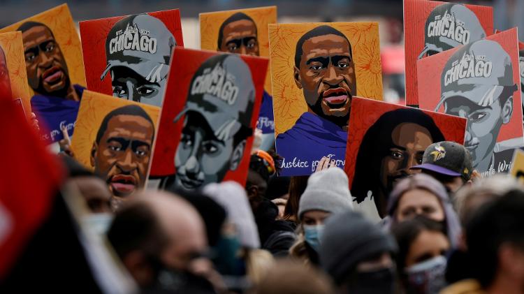 Pessoas seguram cartazes com pinturas de George Floyd, Daunte Wright e Philando Castile após a divulgação do veredicto do julgamento de Derek Chauvin, ex-policial de Minnesota que matou Floyd asfixiado Pessoas seguram cartazes com pinturas de George Floyd, Daunte Wright e Philando Castile após a divulgação do veredicto do julgamento de Derek Chauvin, ex-policial de Minnesota que matou Floyd asfixiado