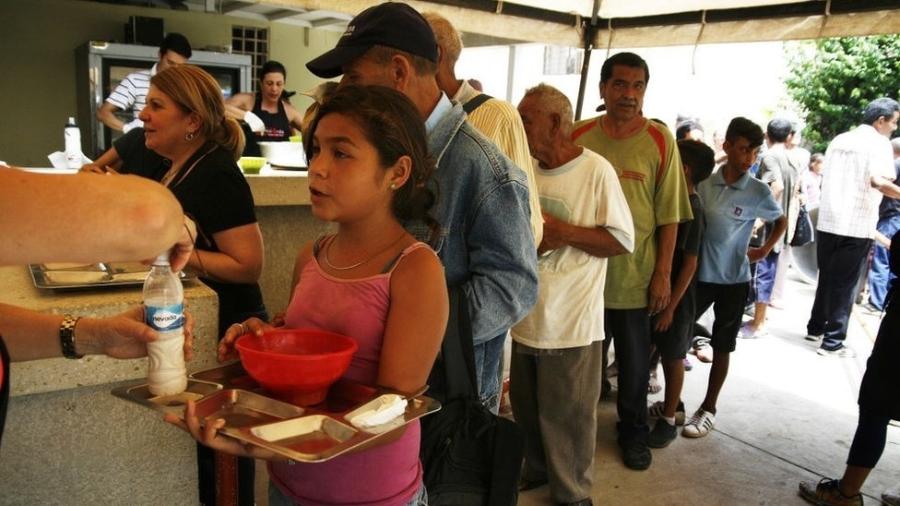 A região teve um grande aumento na insegurança alimentar; acima, pessoas em um refeitório popular na Venezuela - Getty Images