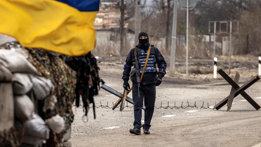 31.mar.2022 - Um policial ucraniano caminha perto da linha de frente, a leste de Kharkiv - FADEL SENNA / AFP