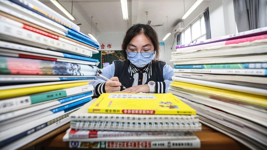 Estudante se prepara para o Gaokao, o ultracompetitivo "Enem" chinês que garante acesso ao ensino superior no país - Zhao Qirui/VCG via Getty Images