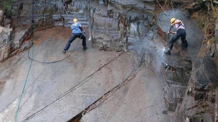 Fossil mass including Auroralumina unearthed in large rock in 2007 - BGS/UKRI - BGS/UKRI