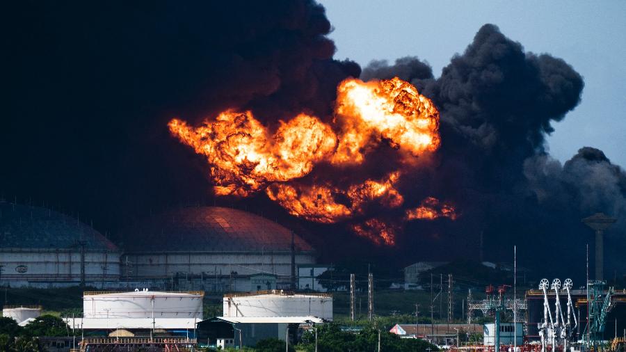 6.ago.2022 - Vista do grande incêndio em um depósito de combustível em Matanzas, no oeste de Cuba - Yamil LAGE / AFP