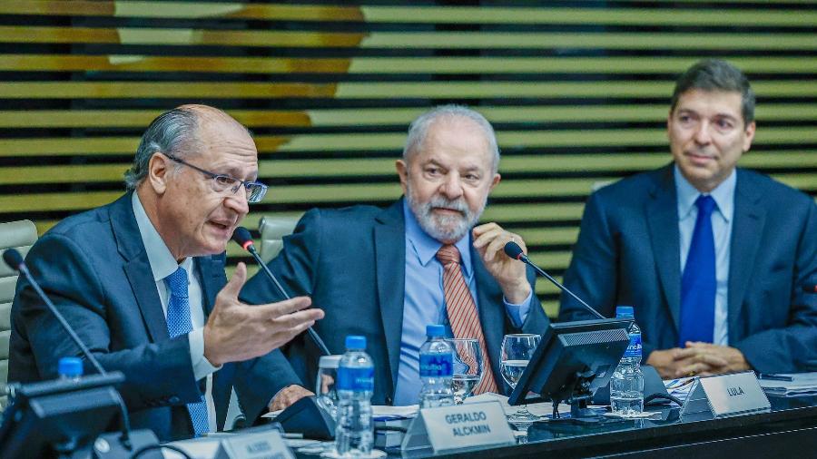 O ex-governador Geraldo Alckmin (PSB) fala na Fiesp durante debate com ex-presidente Lula (PT) e o empresário Josué Gomes da Silva, presidente da federação, em São Paulo - Ricardo Stuckert