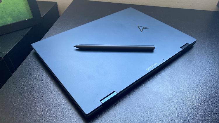 Asus Zenbook S 13 Flip com a caneta sobre o corpo do laptop - Rodrigo Lara/Tilt - Rodrigo Lara/Tilt