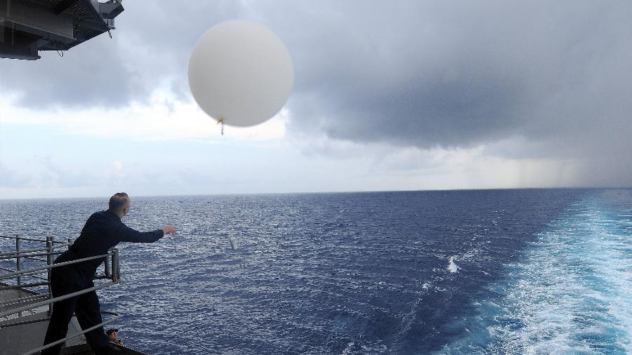 Soldado dos EUA soltando balão meteorológico de navio - Marinha dos EUA