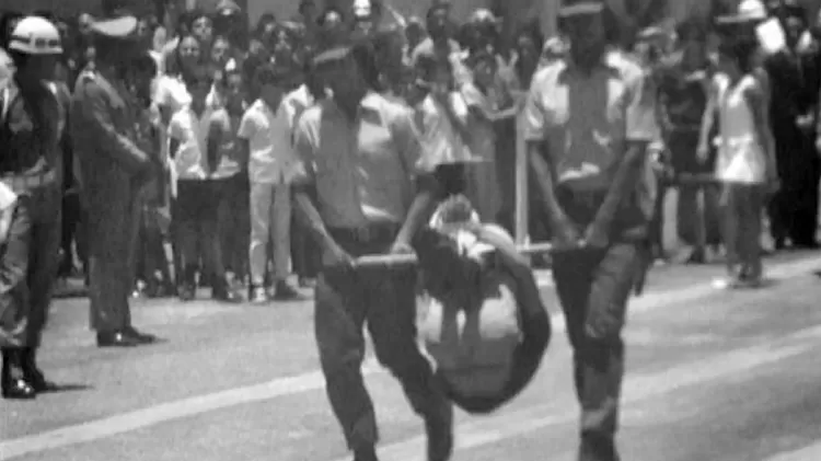 Imagem de indígena Krenak amarrado a um pau-de-arara em desfile em Belo Horizonte. Imagem foi recuperada por Jesco Von Puttmaker em seu filme "Arara" - Reprodução - Reprodução