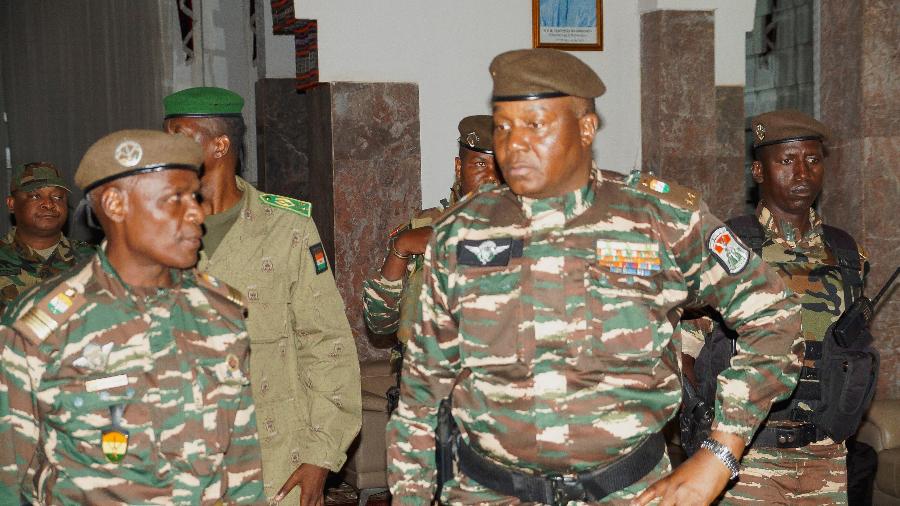 28.jul.23 - O general Abdourahmane Tiani, que foi declarado o novo chefe de estado do Níger por líderes de um golpe, chega para se encontrar com ministros em Niamey, Níger