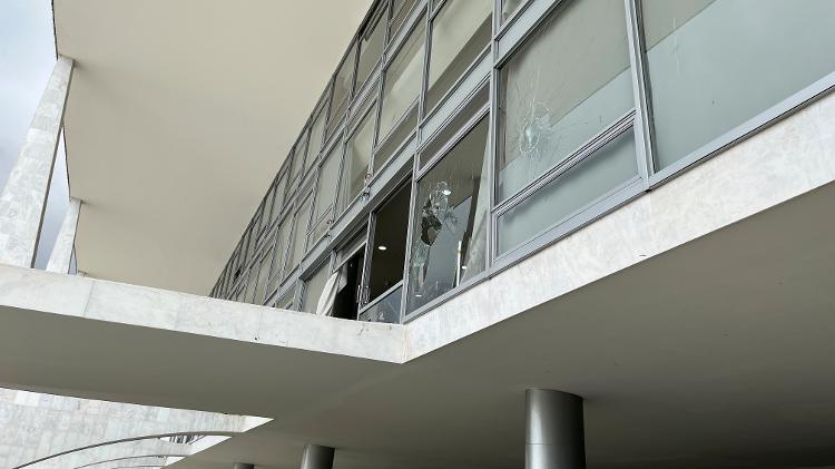 Vidros do salão nobre do foram destruídos pelos golpistas no 8 de janeiro