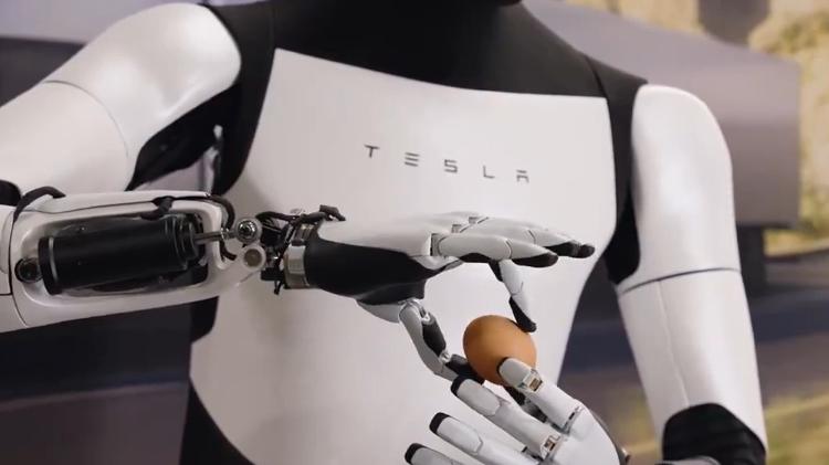 Robô Optimus Gen 2, da Tesla, manuseando um ovo