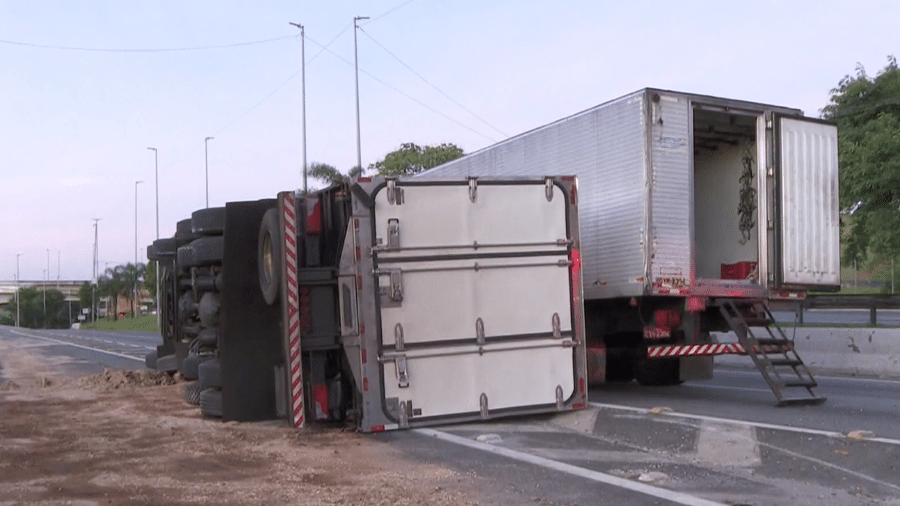 Caminhão tomba na Marginal Tietê e rodízio é suspenso