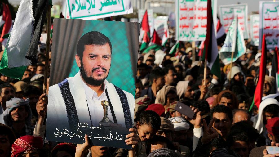 Cartaz com a foto do líder do movimento Houthi, Abdul-Malik al-Houthi, durante protesto em apoio ao grupo após bombardeio dos EUA e do Reino Unido