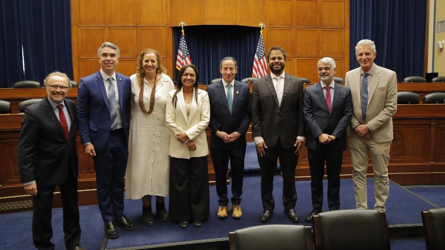 2.mai.2024 - Parlamentares brasileiros se reuniram com deputado norte-americano Jamie Raskin (ao centro, de gravata azul), no Congresso dos EUA 