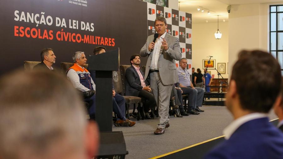 28.mai.2024 - Tarcísio de Freitas no evento para marcar a sanção das escolas cívico-militares 