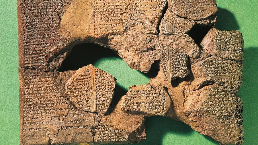 Placas de argila com o texto do Épico de Gilgamesh encontrada em Nínive (atual Mossul), no Iraque, e atualmente no Museu Britânico - DEA PICTURE LIBRARY/De Agostini via Getty Images