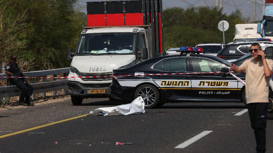 Membros do serviços de segurança e emergência de Israel isolam área no local do tiroteio, no trevo de Yavne