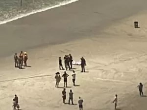 Lancha atropela duas pessoas em praia no Balneário Camboriú; uma morreu