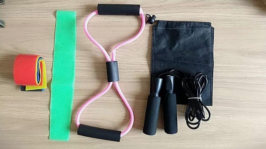 Kit de treino vem com mini bands, corda e elástico