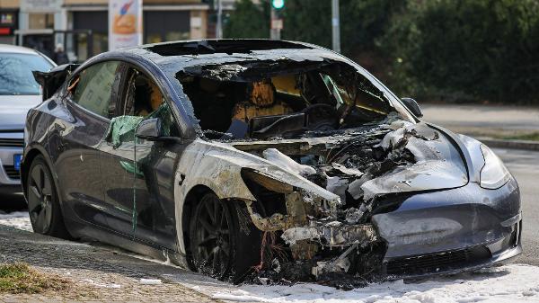 Carro da Tesla é incendiado em Berlim Carro da Tesla é incendiado em Berlim