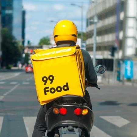 Motociclista com mochila do 99Food