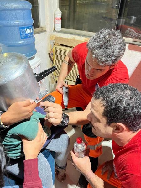 Equipe levou cerca de uma hora para conseguir tirar a panela da cabeça do menino Equipe levou cerca de uma hora para conseguir tirar a panela da cabeça do menino