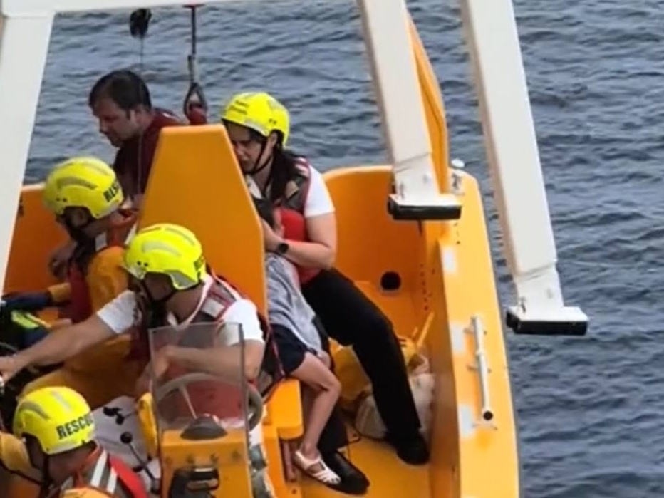 Criança cai de navio da Disney e pai pula para salvá-la