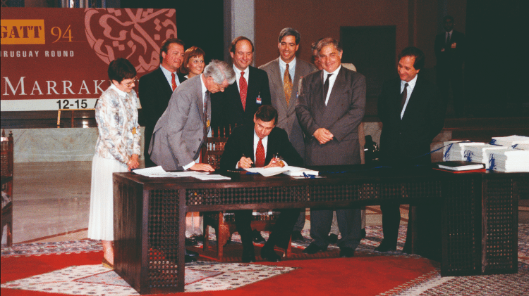 Assinatura do Acordo de Marraquexe (Marrocos) determinou a criação da Organização Mundial do Comércio (OMC) em 15 de abril de 1994 Assinatura do Acordo de Marraquexe (Marrocos) determinou a criação da Organização Mundial do Comércio (OMC) em 15 de abril de 1994