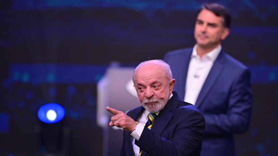 Flávio Bolsonaro (PL) aparece atrás de Lula (PT) durante o debate da Band Flávio Bolsonaro (PL) aparece atrás de Lula (PT) durante o debate da Band