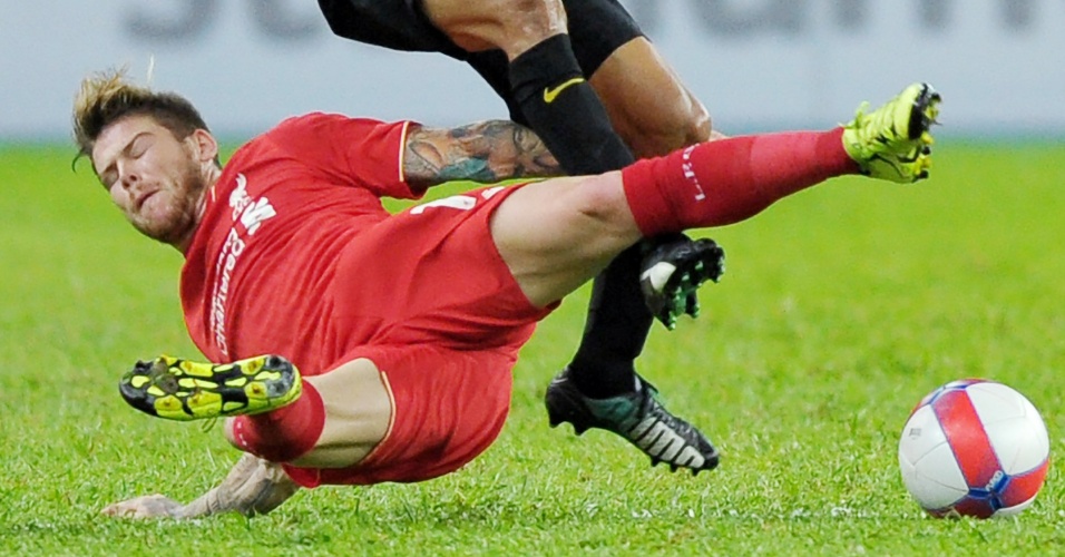 24.jul.2015 - O jogador do Liverpool Alberto Moreno tenta alcançar a bola na partida amistosa contra o Malásia 11, em Kuala Lumpur, na Malásia