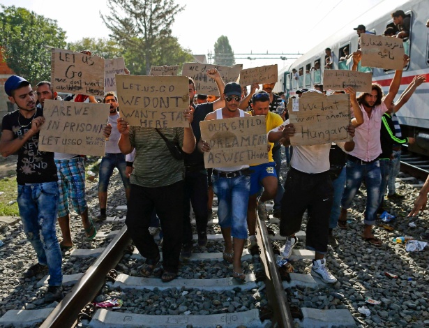 Migrantes em estação de trem na Croácia pedem para seguir até o norte da Europa - Antonio Bronic/Reuters