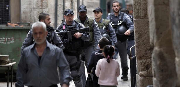 Forças de segurança israelenses patrulham ruas de bairro muçulmano na Cidade Velha de Jerusalém - Thomas Coex/AFP