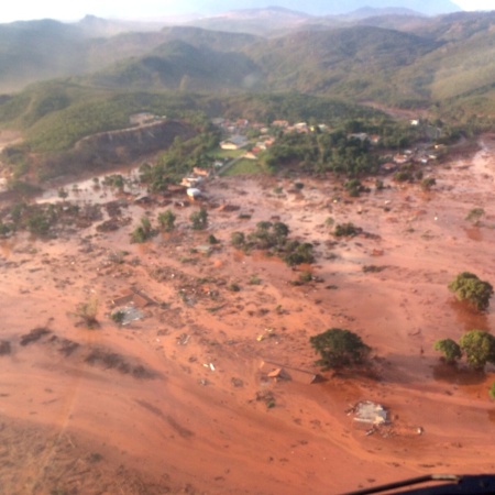 A barragem da mineradora Samarco Fundão, em Mariana, Minas Gerais - Bombeiros/ Divulgação