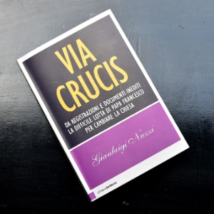Capa do livro "Via Crucis", que revela escândalos e segredos envolvendo as finanças do Vaticano - Alberto Pizzoli/AFP