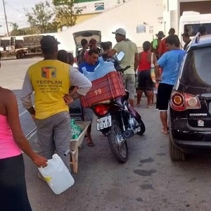 Moradores de Governador Valadares (MG) fazem fila para pegar água potável em um posto de gasolina - Gilmar Carvalho/Cortesia