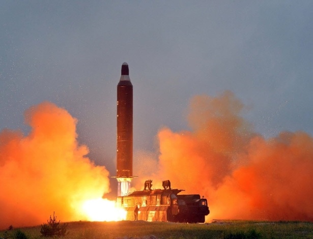 Em imagem de arquivo, um dos lançamentos de mísseis já feitos pela Coreia do Norte - KCNA/ Reuters