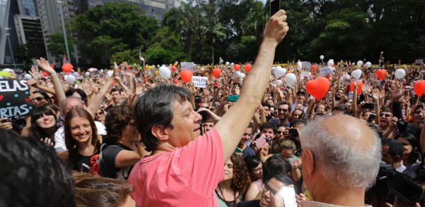 Prefeito Fernando Haddad (PT) é saudado pelo público em manifestação a seu favor na avenida Paulista