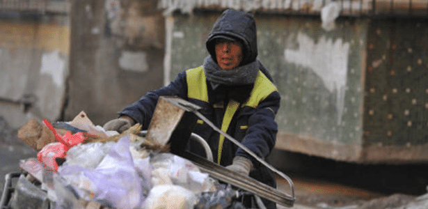 Zhao Yongjiu ganha a vida limpando as ruas de Shenyang, na China - Reprodução/ People"s Daily