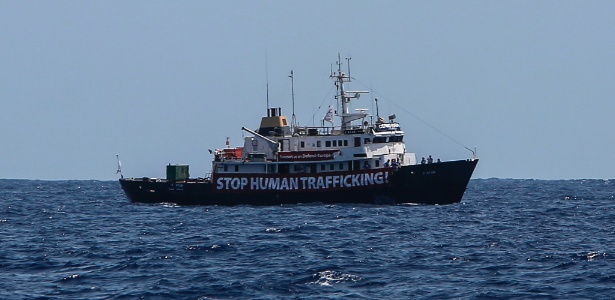 Barco C-Star leva faixa onde se lê "pare o tráfico humano" no mar Mediterrâneo, próximo à costa da Líbia - Angelos Tzortzinis/ AFP