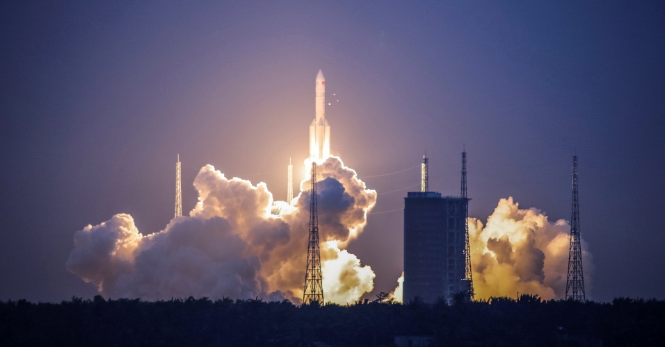 O foguete Long March-5 Y2 decola do Centro de Lançamento de Satélites de Wenchang, China - Reuters