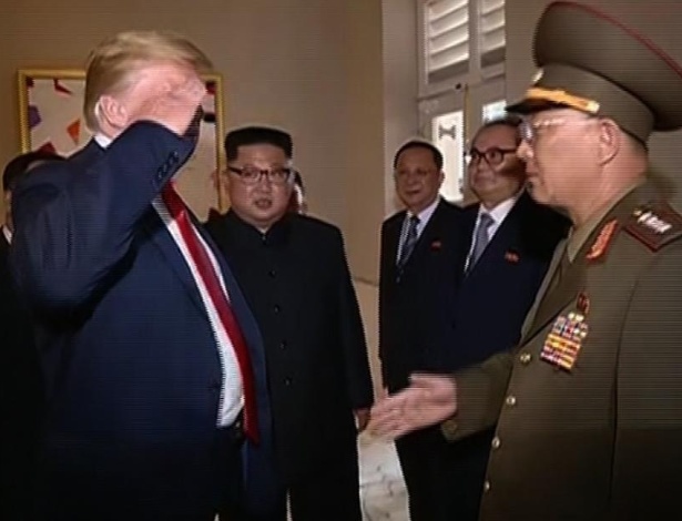 Trump presta continência durante encontro com Kim Jong-un em Singapura - KCTV/Reprodução