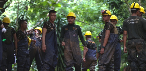 5.jul.2018 - Equipes de resgate correm para preparar a área em caverna da Tailândia e executar o plano de salvamento do grupo em função das chuvas que se aproximam - REUTERS/Athit Perawongmetha 