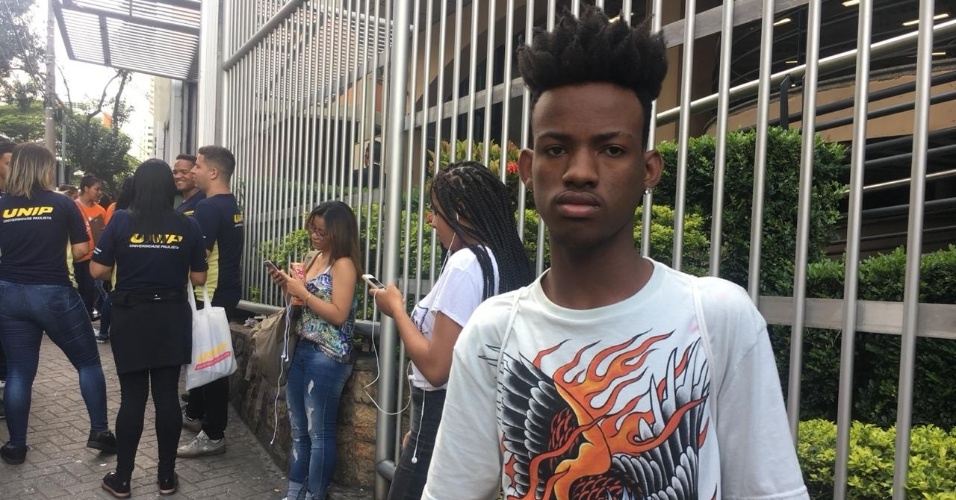 O estudante André Rita, 17, foi um dos primeiros a sair do campus da Uninove na Barra Funda, zona oeste de São Paulo, no segundo dia de provas do Enem, neste domingo (11). Ele saiu um pouco de depois das 15h30. ?A prova de biologia estava mais complicada. Em geral, a prova estava difícil. Vamos aguardar o resultado?, disse