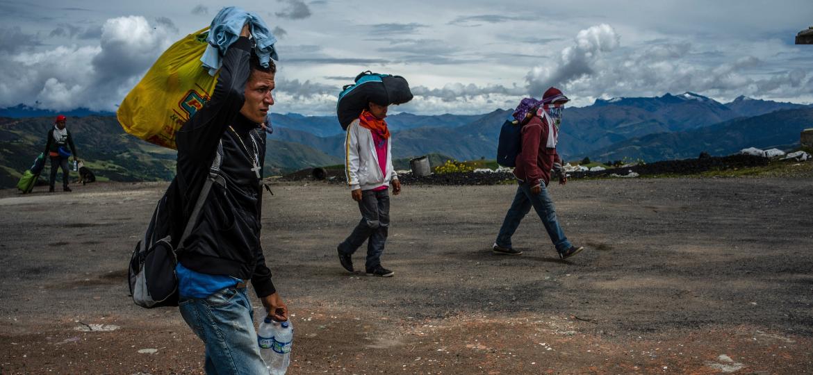 Migrantes venezuelanos caminham da cidade fronteiriça de Cúcuta, na Colômbia, até Bucaramanga - Federico Rios Escobar/The New York Times