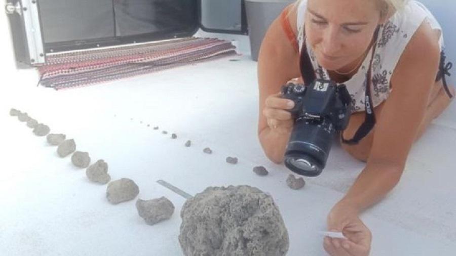 Um casal australiano que navegou em direção a Fiji fez o primeiro relato sobre a plataforma de pedra-pomes - MICHAEL HOULT/LARISSA BRILL