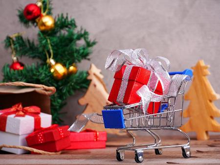 Featured image of post Imagem De Um Presente De Natal - Montar a árvore de natal, comprar os presentes da família para poupar tempo e mandar uma mensagem diferenciada, conte com o canva.