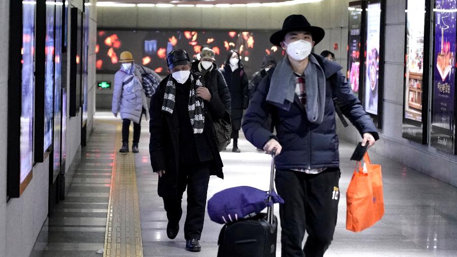 21.jan.2020 - Pessoas caminham usando máscaras respiratórias no metrô de Pequim, na China; país vive alerta para novo vírus - Jason Lee/Reuters
